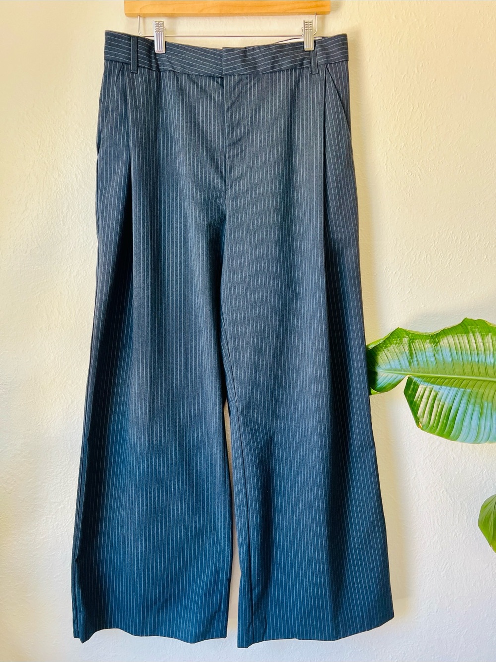 Zara Women’s Navy Blue Pinstripe Wide-Leg Dress Pants. Office wear, Pleated Edgy